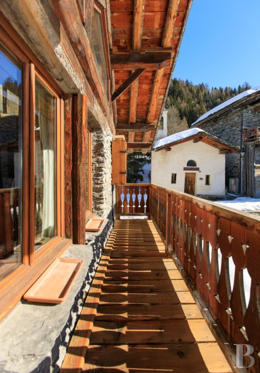 En Savoie, dans un hameau de la vallée de la Tarentaise, un grand chalet traditionnel rénové avec soin - photo  n°2